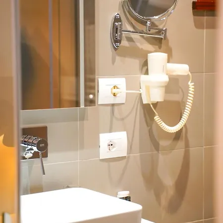 Theatro- Center فندق تيرانا